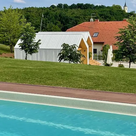 Domacija Pri Momi Daire